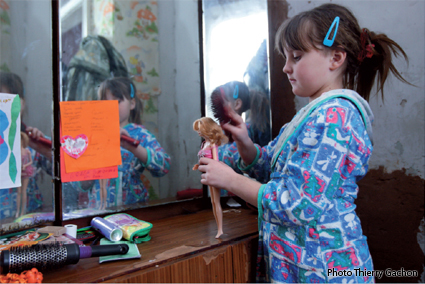 Photo d'un enfant peignant sa poup�e Barbie.