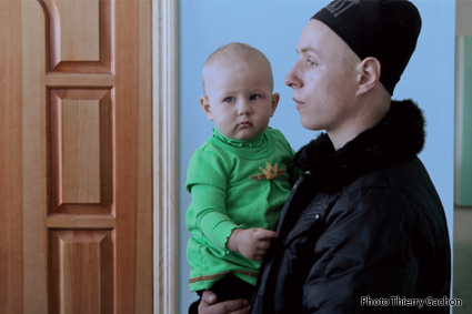 Photo d'un p�re tenant un enfant dans ses bras, dans l'h�pital de Novozybkov.