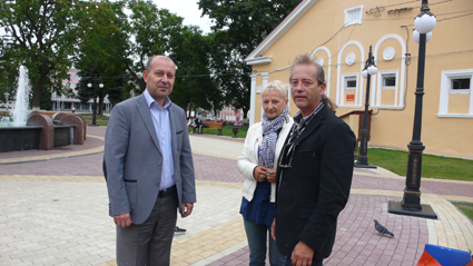 Photo avec Andrey, maire de Novozybkov, Tania, notre déléguée russe et Pierre, le secrétaire de l'association