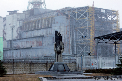Photo du réacteur N°4 de Tchernobyl, entouré d'un sarcophage.