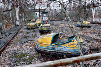 Photo d'un parc d'autos-tamponeuses laissées à l'abandon dans Pripyat.