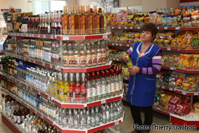 Photo d'un rayon de supermarché, rempli d'un étalage de bouteilles de Vodka.