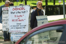 Photo de manifestants réclamants la vérité sur Tchernobyl.